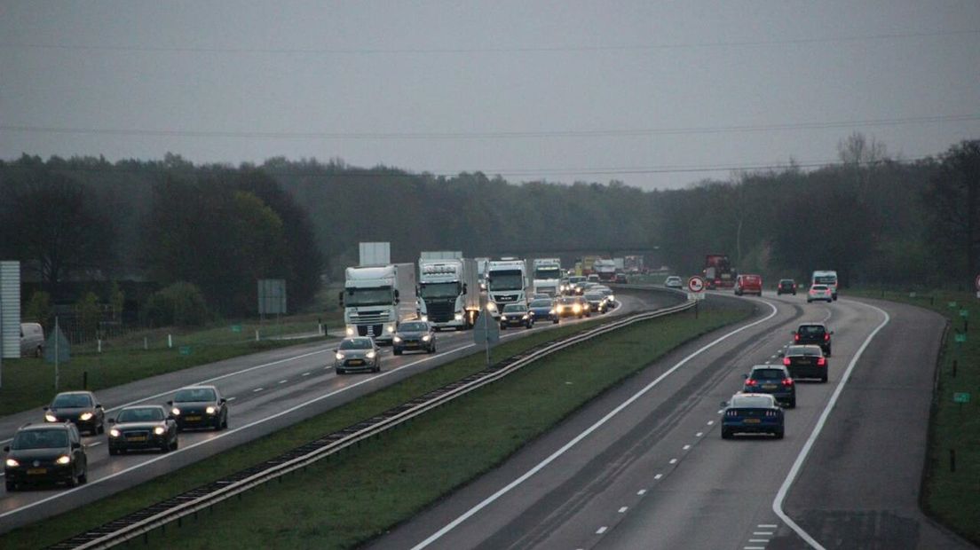 Auto in brand op de A1 bij Holten