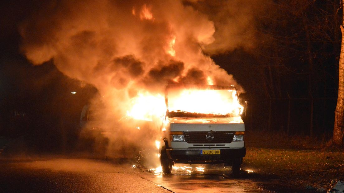 Bakwagen brandt uit in Steenwijk