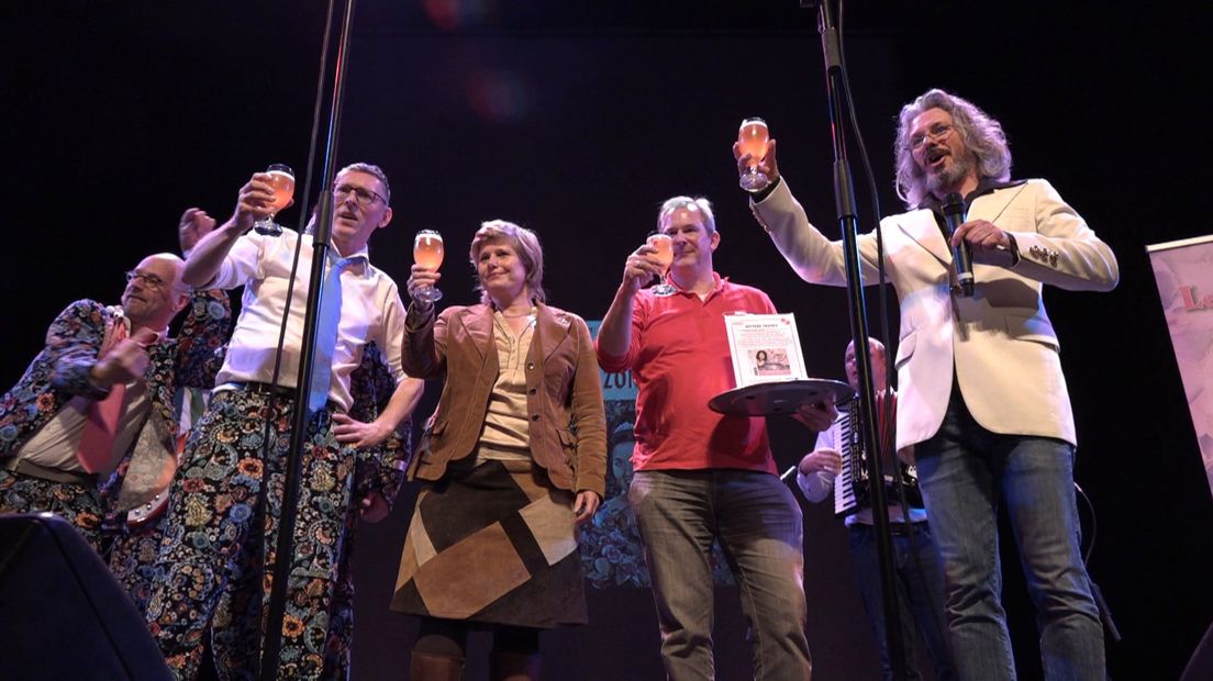 Wethouder Yvonne van Delft (tweede van links) proost samen met artiesten het nieuwe bier Bittere Tranen 