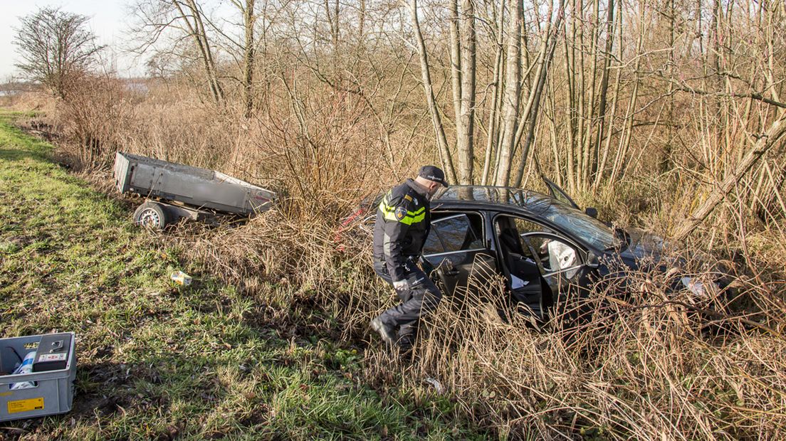Hulpdiensten waren urenlang bezig met het slachtoffer en onderzoek naar de crash.