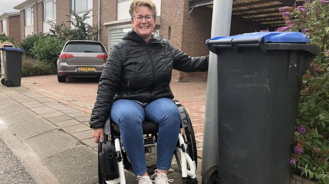 De trottoirs in Deil zijn voor Sonja met haar rolstoel nauwelijks bruikbaar