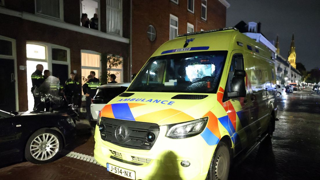 De ambulance staat voor een woning na de steekpartij in het Zeeheldenkwartier