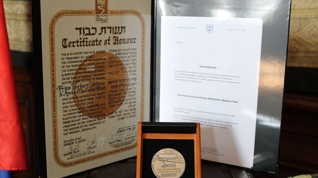 Onderscheiding Yad Vashem met oorkonde en medaille
