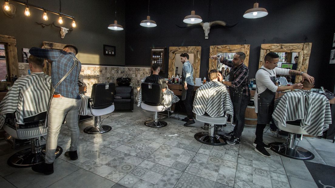 De barbiers druk aan het knippen en scheren (Rechten: Robbert Oosting / RTV Drenthe)