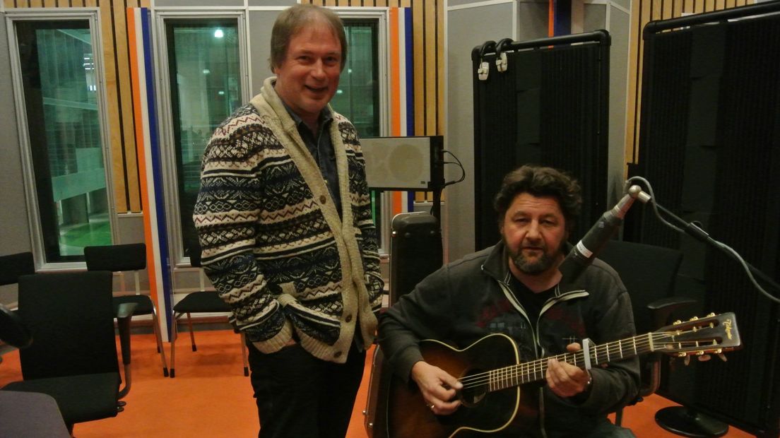 Joop van der Linden en Gert Sennema in de studio