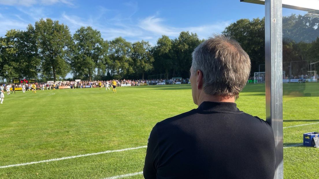 Trainer Frank Wormuth analyseert het spel van zijn ploeg