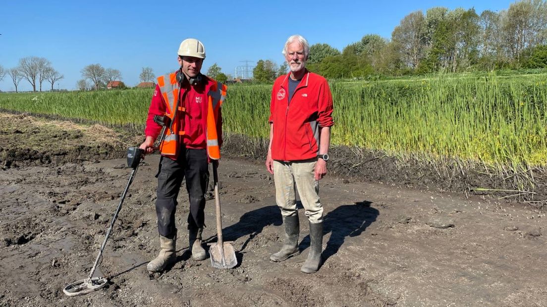 Archeoloog Andre Pleszynski (l) en Jan de Groot van de Historische Kring Ubbega