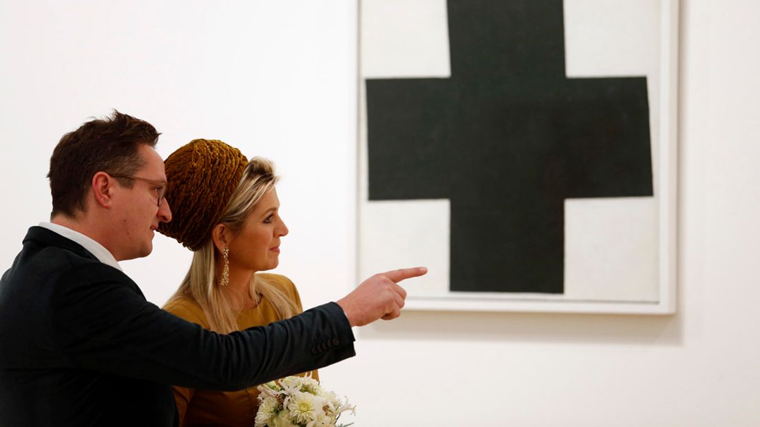 Rutten met Máxima in het Stedelijk Museum.