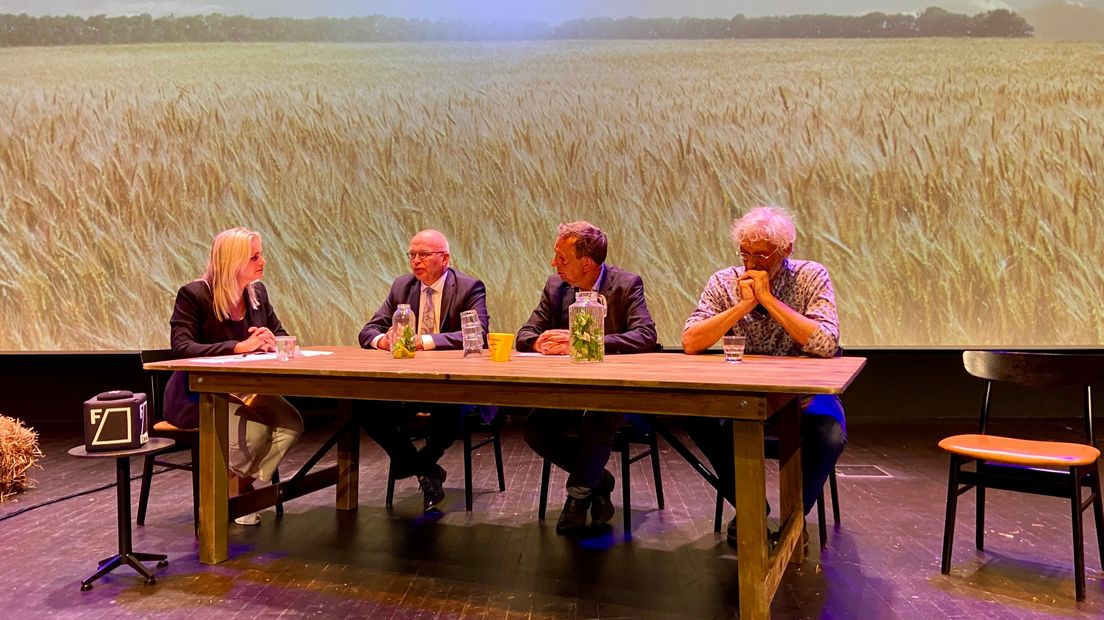 Minister Staghouwer (tweede van links) in Forum Groningen met gespreksleider Esther de Snoo (l), landbouwwetenschapper Wijnand Sukkel en Frank Remerie van coöperatie Land van Ons