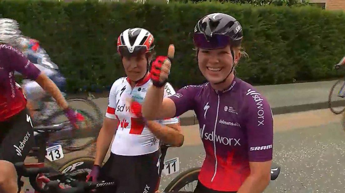 Lonneke Uneken heeft reden tot lachen aan de finish