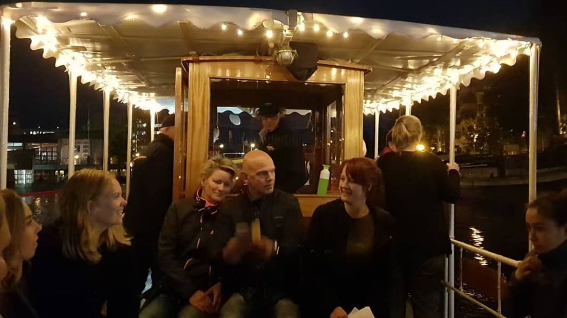 Dichter Jirke Poetijn draagt voor op een rondvaartboot