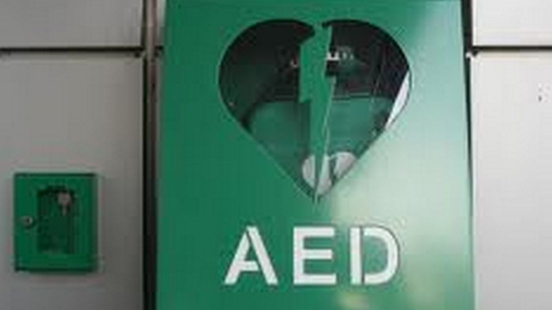 In Leek zijn nu drie openbaar toegankelijke AED's geplaatst.