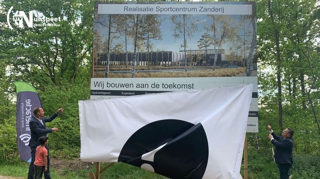 De onthulling van het bouwbord.