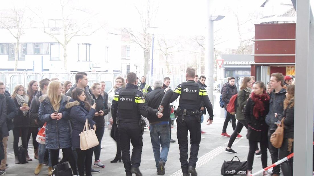 Man op station in Zwolle uit trein gehaald en aangehouden