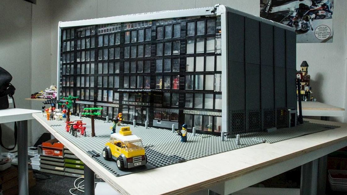 Het Metropool, nagebouwd van LEGO