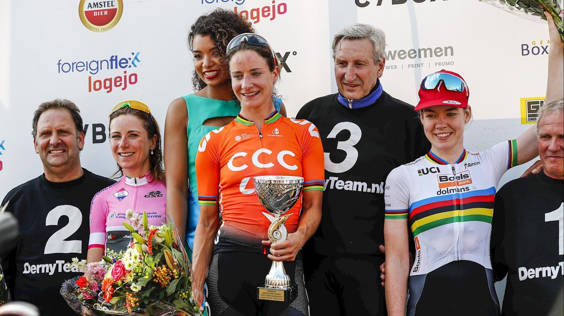 Van der Breggen op het podium in Boxmeer
