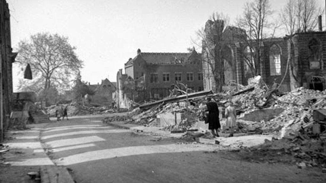 Vandaag exact 75 jaar geleden werd Doetinchem bevrijd. Maar het is een rokende puinhoop die de Canadese bevrijders aantreffen. In de twee weken voor de geallieerden binnentrekken is de stad liefst driemaal door de geallieerden gebombardeerd. Vergissingsbombardementen omdat de binnenstad van Doetinchem heel erg op die van Anholt zou lijken. Vergissing of niet, er komen 170 mensen om het leven en er worden meer dan 120 gebouwen verwoest.