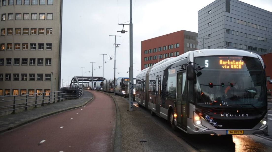 De stadbussen moesten wachten voor de bluswerkzaamheden
