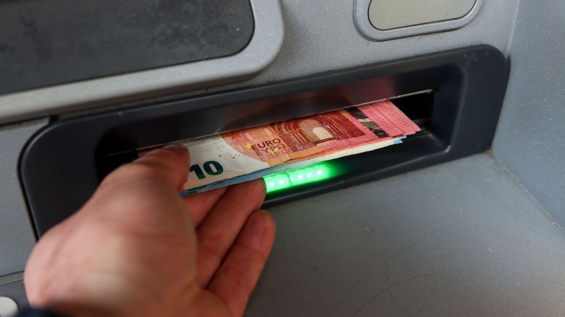 De vrouwen pinden voor duizenden euro's met de pas van de man