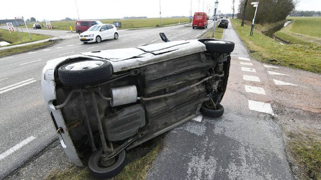 De auto belandde door de aanrijding op z'n zijkant.