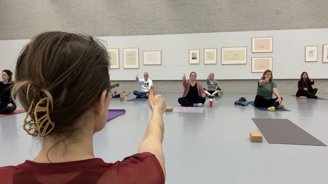 Linda doet mee aan een yogales in het Kröller-Müller Museum.