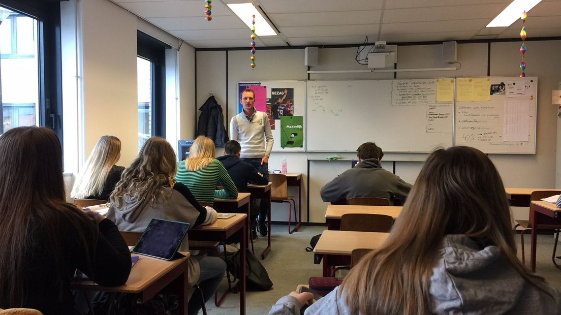 Trainer Sander van Dijk voor de klas als wiskundedocent | Omroep West