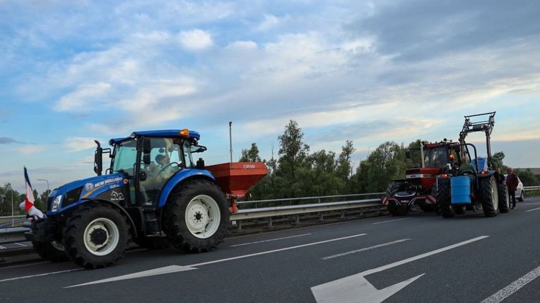 Drie trekkers op het viaduct over de A50 bij Heteren.