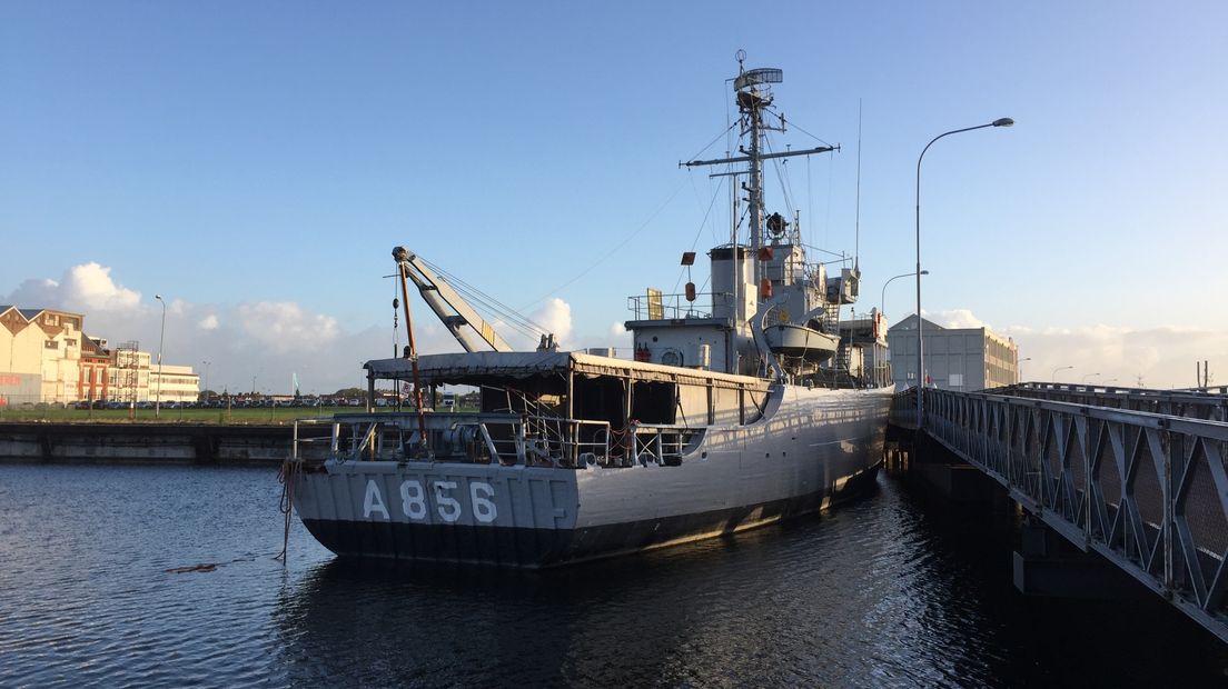 Vandalen snijden trossen los van Mercuur en baggerschip