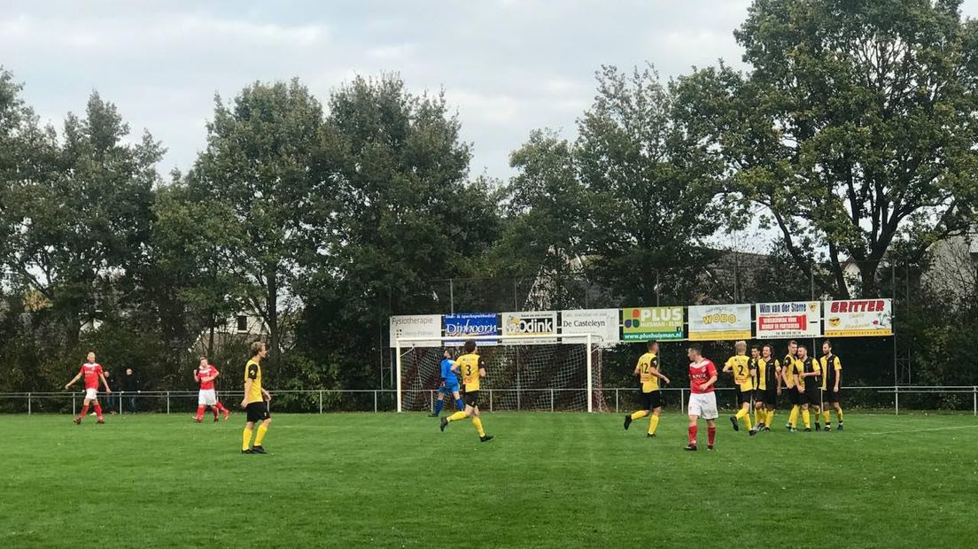 ZZVV juicht na de 1-0 van Paul Bos (Rechten: RTV Drenthe/Stijn Steenhuis)