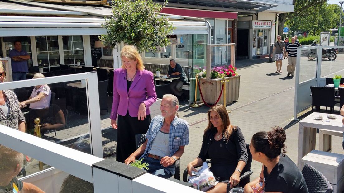 De Haagse burgemeester Pauline Krikke op kennismakingsbezoek in het stadsdeel Escamp. | Foto Omroep West