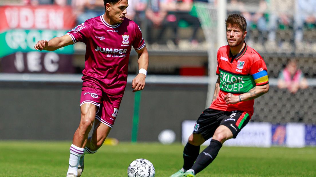 Lasse Schöne in actie tegen Go Ahead