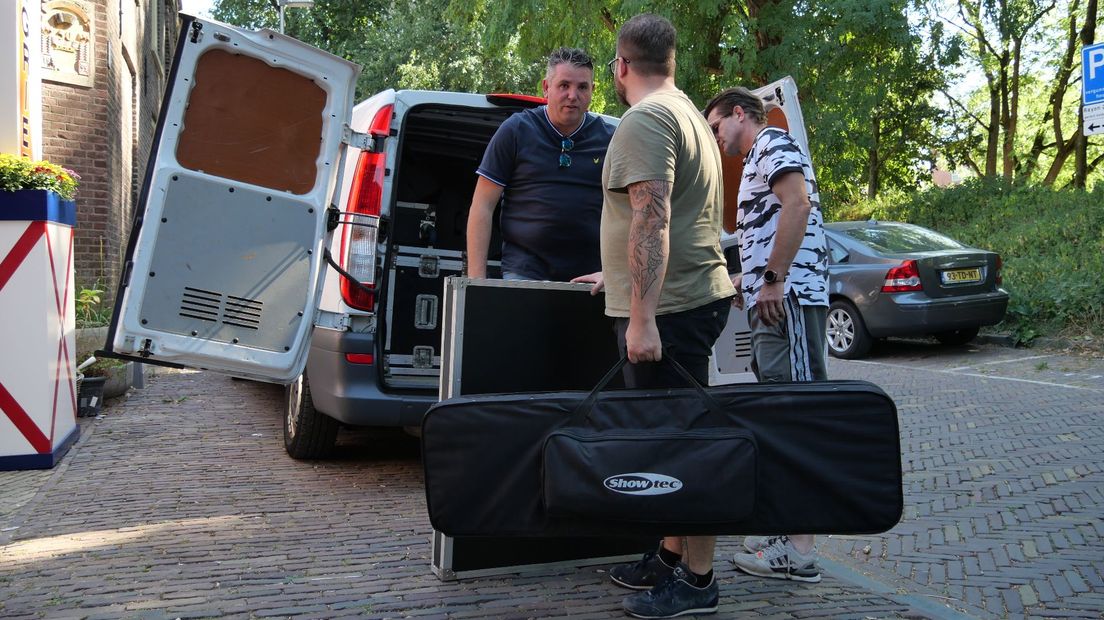 De geluidstechnicus is ook gearriveerd.