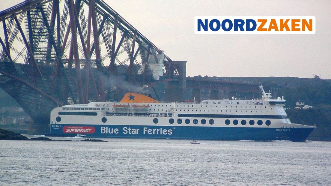 Een ferry (in dit geval met vooral passagiers) onder Forth Bridge in Rosyth