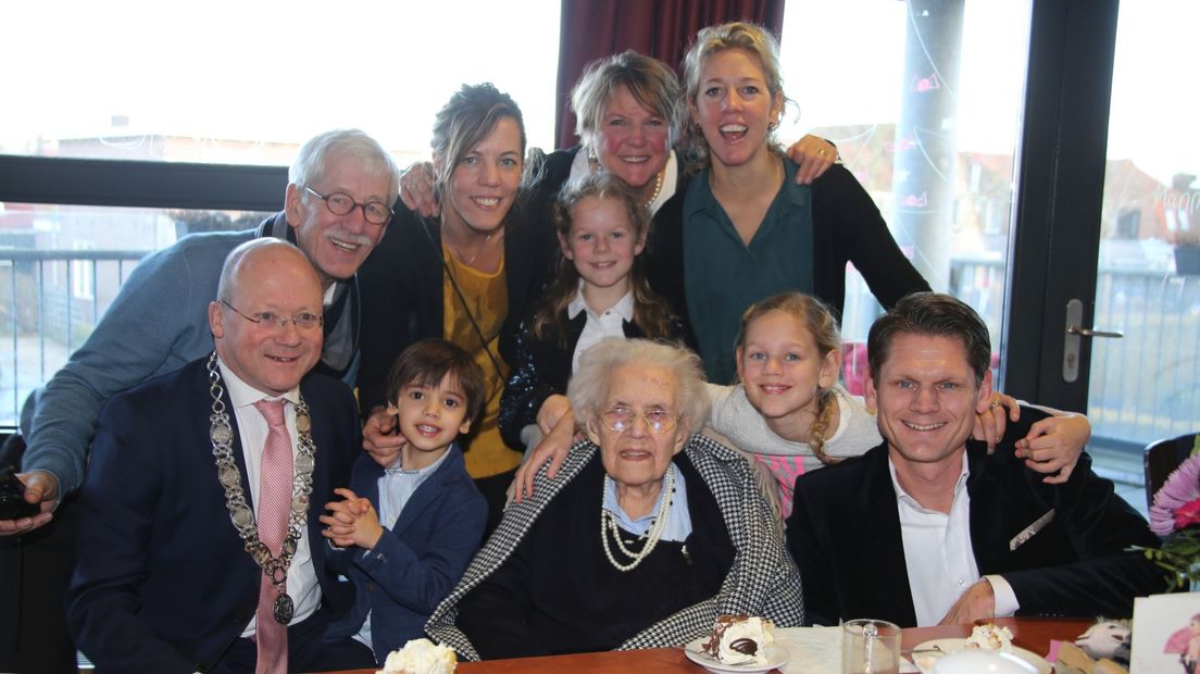 Mevrouw Baks-Olk poseert met haar kinderen en kleinkinderen.