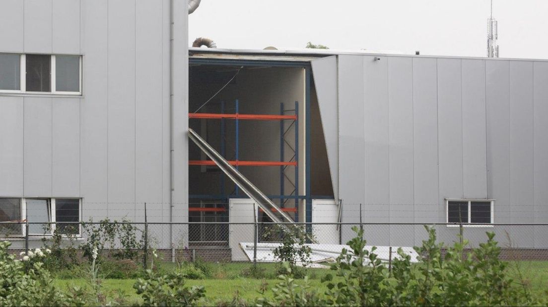Van de gevel van het pand in Wijhe is door de explosie niet veel meer over