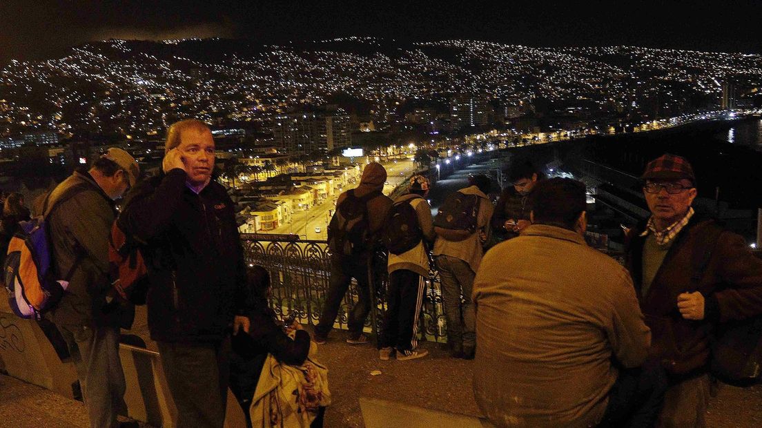 Chilenen zoeken massaal hogergelegen gebieden op vanwege de vrees voor een tsunami.