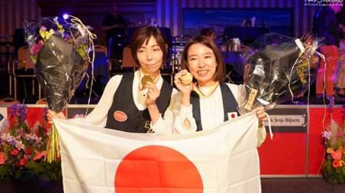 De twee Japanse meiden Nishimoto en Fukao, brons op het WK driebanden