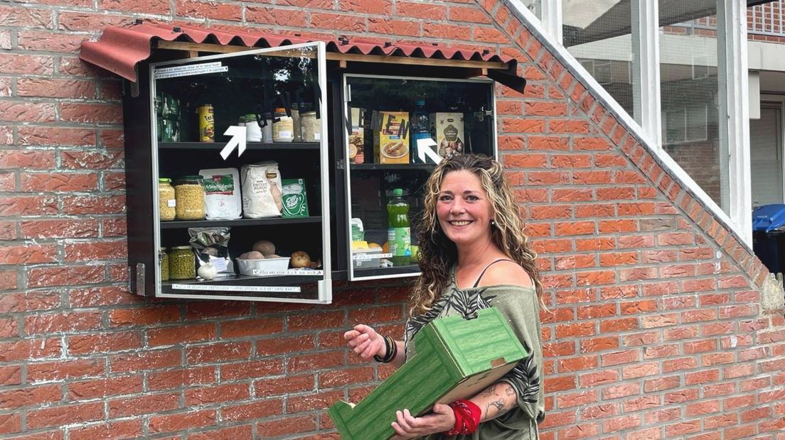 Heidy bij de weggeefkast aan de Eilardaheerd