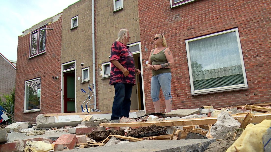 Het door de tornado verwoeste huis van Cees de Boer is leeggehaald.