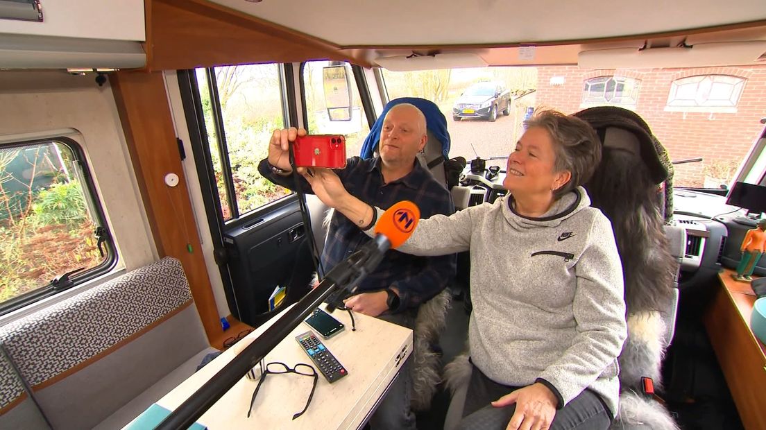 Erwin en Greetje Aldershof maken een selfie in hun camper