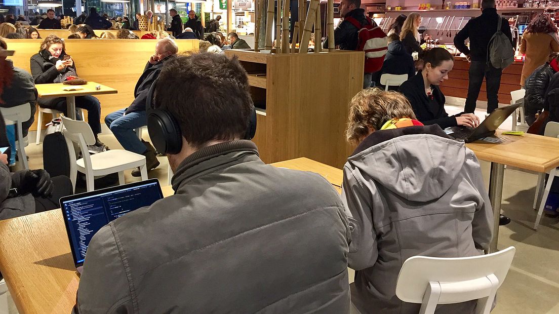 Gestrande forenzen klappen laptops open op Utrecht Centraal.