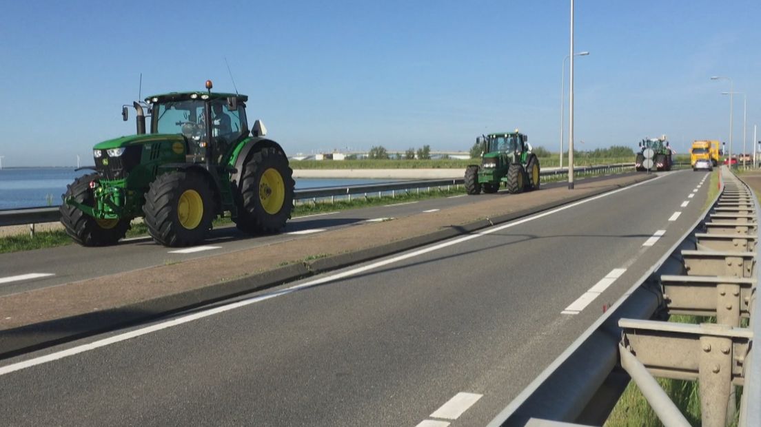 Landbouwverkeer voor het eerst in konvooi over Zeelandbrug (video)