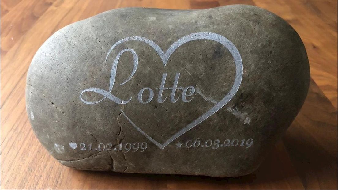 De gedenksteen voor Lotte die op een Oostenrijkse berg wordt neergelegd