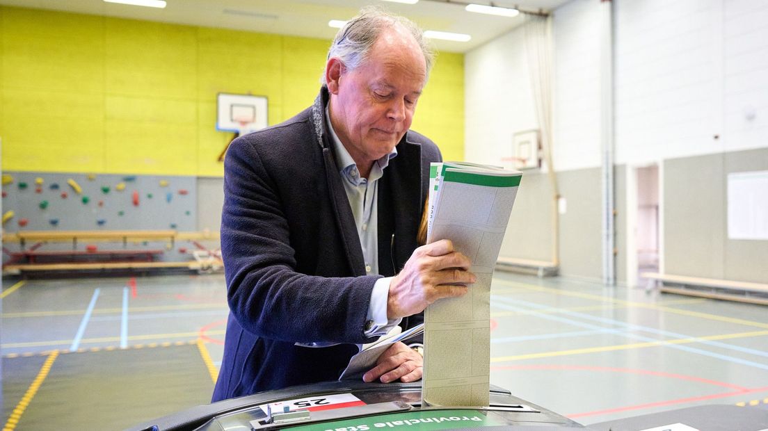 Paul van Meenen (D66) stemt in een gymzaal in Leiden