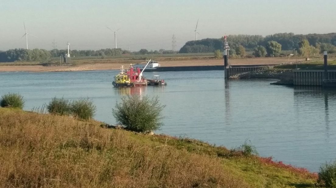 Op het Maas-Waalkanaal bij Nijmegen raakte zondag een binnenvaartschip in nood. Volgens de brandweer had het vaartuig water gemaakt in de machinekamer, nadat het ter hoogte van de nieuwe stadsbrug De Oversteek iets had geraakt.