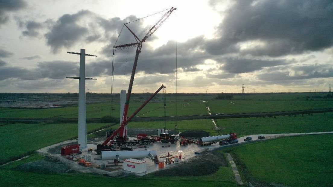 Werk aan het plaatsen van de mast, eerder deze week