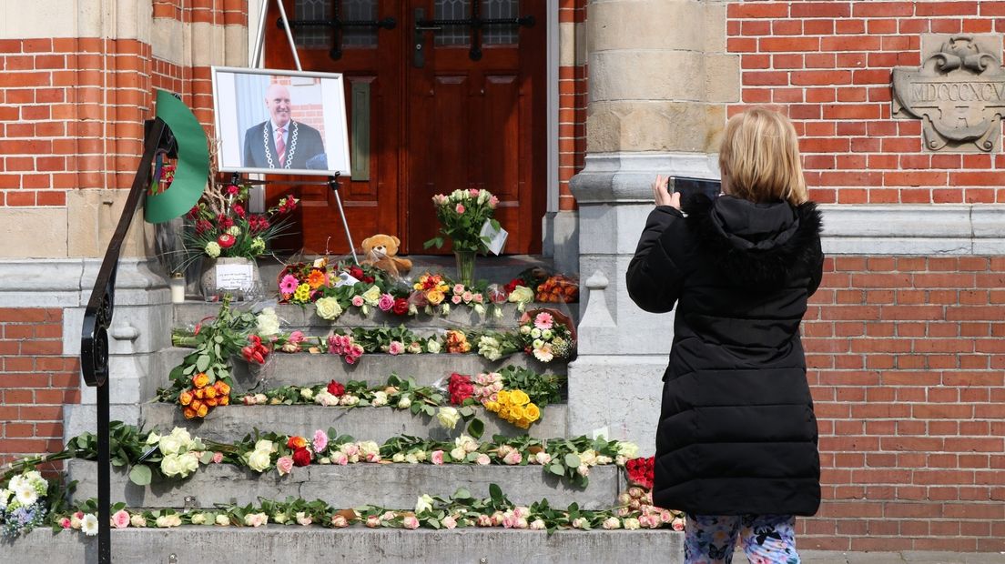 Bloemen bij een foto van Pieter Smit, tijdens zijn afscheid