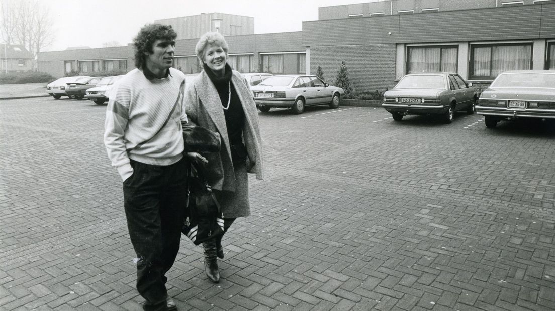 Willem van Hanegem komt met zijn toenmalige vrouw Truus aan bij het Refaja-ziekenhuis