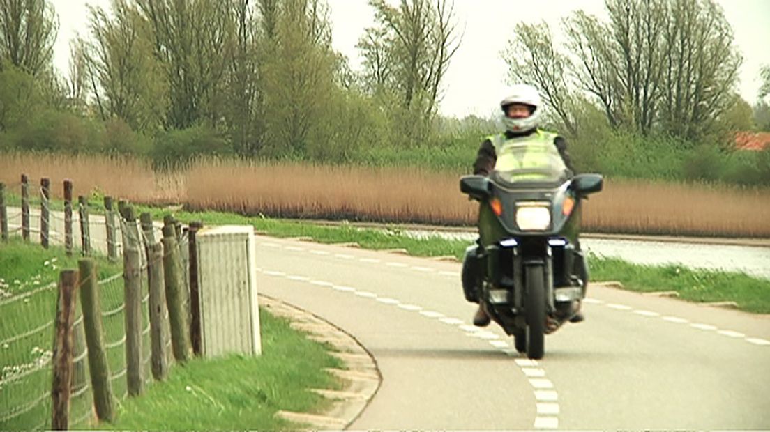 Een motorrijder op de Lekdijk.