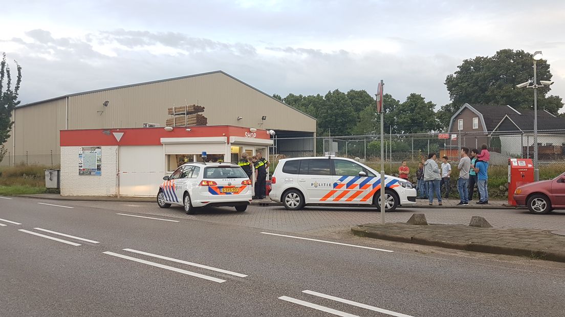 Een man heeft donderdagavond een winkeltje van tankstation Brand Oil aan de Spoorstraat in Kesteren overvallen. De politie heeft onder meer met een helikopter naar de overvaller gezocht.